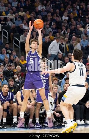 Dezember 2023: St. Thomas - Minnesota Tommies Stürmer Parker Bjorklund (5) schießt einen 3-Zeiger über Marquette Golden Eagles Wachmann Tyler Kolek (11) während des NCAA Basketballspiels zwischen St. Thomas – Minnesota Tommies und die Marquette Golden Eagles im Fiserv Forum in Milwaukee, WI. Kirsten Schmitt/Cal Sport Media. Stockfoto