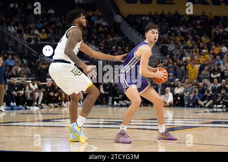 Dezember 2023: St. Thomas - Minnesota Tommies Forward Brooks Allen (4) will Marquette Golden Eagles Forward David Joplin (23) während des NCAA Basketballspiels zwischen St. Thomas – Minnesota Tommies und die Marquette Golden Eagles im Fiserv Forum in Milwaukee, WI. Kirsten Schmitt/Cal Sport Media. Stockfoto