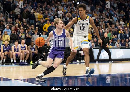 Dezember 2023: St. Thomas – Minnesota Tommies Garde Drake Dobbs (11) dribbelt während des NCAA-Basketballspiels zwischen St. Petersburg an Marquette Golden Eagles vorbei, Oso Ighodaro (13) Thomas – Minnesota Tommies und die Marquette Golden Eagles im Fiserv Forum in Milwaukee, WI. Kirsten Schmitt/Cal Sport Media. Stockfoto