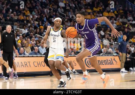 Dezember 2023: St. Thomas - Minnesota Tommies-Wachmann Kendall Blue (1) fährt zum Korb gegen Marquette Golden Eagles Guard Tre Norman (5) während des NCAA Basketballspiels zwischen St. Thomas – Minnesota Tommies und die Marquette Golden Eagles im Fiserv Forum in Milwaukee, WI. Kirsten Schmitt/Cal Sport Media. Stockfoto