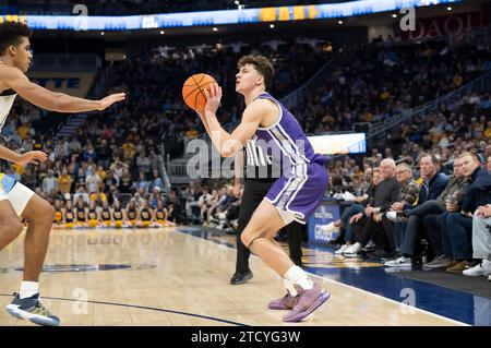 Dezember 2023: St. Thomas - Minnesota Tommies Stürmer Parker Bjorklund (5) versucht einen 3-Pointer über Marquette Golden Eagles Forward Oso Ighodaro (13) während des NCAA Basketballspiels zwischen St. Thomas – Minnesota Tommies und die Marquette Golden Eagles im Fiserv Forum in Milwaukee, WI. Kirsten Schmitt/Cal Sport Media. Stockfoto