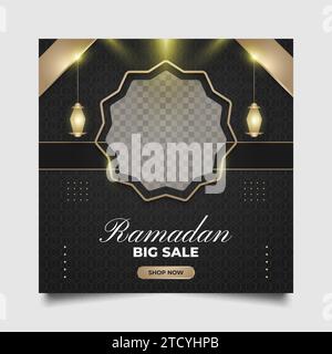 Social Media Post- oder Bannervorlage in Schwarz-Gold-Konzept für Ramadan Sale Promotion mit luxuriösen Dekorationen und goldenen Windlichtern Stock Vektor