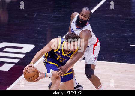 Los Angeles, Kalifornien, USA. Dezember 2023. Klay Thompson #11 der Golden State Warriors wird von James Harden, einem NBA-Basketballspiel in der Crypto.com Arena am Donnerstag, den 14. 2023, in Los Angeles verteidigt. (Kreditbild: © Ringo Chiu/ZUMA Press Wire) NUR REDAKTIONELLE VERWENDUNG! Nicht für kommerzielle ZWECKE! Stockfoto