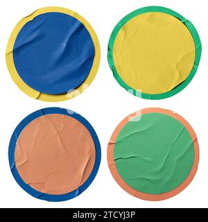 Runde blaue, gelbe, orangefarbene und grüne Papieraufkleber auf weißem Hintergrund mit Beschneidungspfad Stockfoto