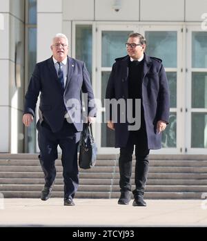 Central Islip NY: Der ehemalige US-Repräsentant George Santos (R-N.Y.) und sein Anwalt verlassen am 12. Dezember 2023 das Alfonse D’Amato Federal Courthouse in Central Islip, New York. Leute: George Santos Credit: Hoo-me / MediaPunch Stockfoto