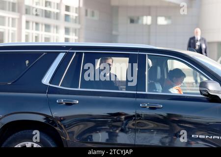 Central Islip NY: Der ehemalige US-Repräsentant George Santos (R-N.Y.) und sein Anwalt verlassen am 12. Dezember 2023 das Alfonse D’Amato Federal Courthouse in Central Islip, New York. Leute: George Santos Credit: Hoo-me / MediaPunch Stockfoto