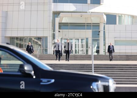 Central Islip NY: Der ehemalige US-Repräsentant George Santos (R-N.Y.) und sein Anwalt verlassen am 12. Dezember 2023 das Alfonse D’Amato Federal Courthouse in Central Islip, New York. Leute: George Santos Credit: Hoo-me / MediaPunch Stockfoto