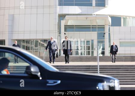 Central Islip NY: Der ehemalige US-Repräsentant George Santos (R-N.Y.) und sein Anwalt verlassen am 12. Dezember 2023 das Alfonse D’Amato Federal Courthouse in Central Islip, New York. Leute: George Santos Credit: Hoo-me / MediaPunch Stockfoto