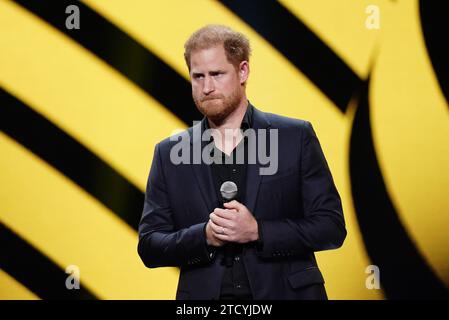 Aktenfoto vom 09/23 des Herzogs von Sussex während der Abschlusszeremonie der Invictus-Spiele in Düsseldorf. Die Entscheidung eines Richters in der Klage des Duke of Sussex gegen den Herausgeber des Daily Mirror ist die letzte Phase seiner mehrfachen Rechtsstreitigkeiten des High Court mit Zeitungsverlagen. Mr. Justice Fancourt wird nun eine Entscheidung in Harrys Klage gegen Mirror Group Newspapers (MGN) wegen Vorwürfen der rechtswidrigen Informationsbeschaffung treffen. Ausgabedatum: Freitag, 15. Dezember 2023. Stockfoto