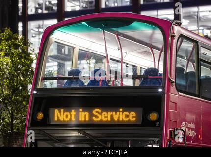 Aktenfoto vom 11/21 eines Translink Metro-Busses, der im Stadtzentrum von Belfast geparkt ist. In Nordirland wird es zu weitreichenden Störungen aller Bus- und Zugdienste kommen, da die Beschäftigten des öffentlichen Verkehrs ihre letzte Streikrunde beginnen. Arbeitnehmer der Gewerkschaften Unite, GMB und Siptu führen am Freitag, Samstag und 22. Dezember Arbeitskampfmaßnahmen durch. Die Maßnahme wird auch zu Störungen des Schulbusverkehrs führen. Ausgabedatum: Freitag, 15. Dezember 2023. Stockfoto