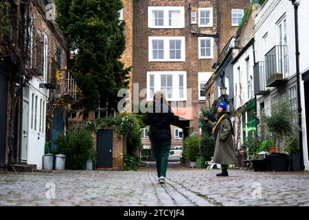 Allgemeine Ansicht von St. Luke's Mews in Notting Hill, wo Andrew Lincoln Keira Knightley seine Liebe durch Karten und Lieder im Film Love Actual bekennt. Laut einer Analyse des Immobilienmaklers Savills hat sich der durchschnittliche Wohnpreis in London in den 20 Jahren seit der Veröffentlichung des Weihnachtsfilms Love mehr als verdoppelt. London. Bilddatum: Donnerstag, 14. Dezember 2023. Stockfoto