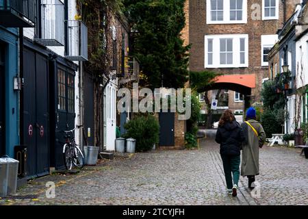 Allgemeine Ansicht von St. Luke's Mews in Notting Hill, wo Andrew Lincoln Keira Knightley seine Liebe durch Karten und Lieder im Film Love Actual bekennt. Laut einer Analyse des Immobilienmaklers Savills hat sich der durchschnittliche Wohnpreis in London in den 20 Jahren seit der Veröffentlichung des Weihnachtsfilms Love mehr als verdoppelt. London. Bilddatum: Donnerstag, 14. Dezember 2023. Stockfoto