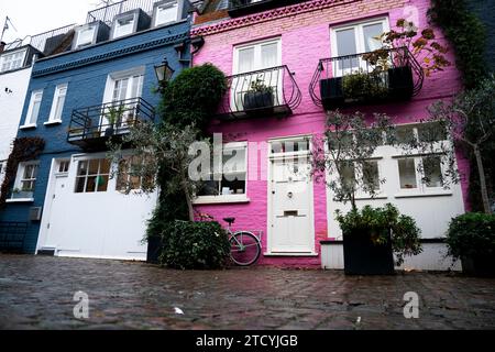 Allgemeine Ansicht von St. Luke's Mews in Notting Hill, wo Andrew Lincoln Keira Knightley seine Liebe durch Karten und Lieder im Film Love Actual bekennt. Laut einer Analyse des Immobilienmaklers Savills hat sich der durchschnittliche Wohnpreis in London in den 20 Jahren seit der Veröffentlichung des Weihnachtsfilms Love mehr als verdoppelt. London. Bilddatum: Donnerstag, 14. Dezember 2023. Stockfoto