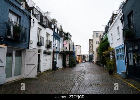 Allgemeine Ansicht von St. Luke's Mews in Notting Hill, wo Andrew Lincoln Keira Knightley seine Liebe durch Karten und Lieder im Film Love Actual bekennt. Laut einer Analyse des Immobilienmaklers Savills hat sich der durchschnittliche Wohnpreis in London in den 20 Jahren seit der Veröffentlichung des Weihnachtsfilms Love mehr als verdoppelt. London. Bilddatum: Donnerstag, 14. Dezember 2023. Stockfoto