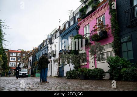 Allgemeine Ansicht von St. Luke's Mews in Notting Hill, wo Andrew Lincoln Keira Knightley seine Liebe durch Karten und Lieder im Film Love Actual bekennt. Laut einer Analyse des Immobilienmaklers Savills hat sich der durchschnittliche Wohnpreis in London in den 20 Jahren seit der Veröffentlichung des Weihnachtsfilms Love mehr als verdoppelt. London. Bilddatum: Donnerstag, 14. Dezember 2023. Stockfoto