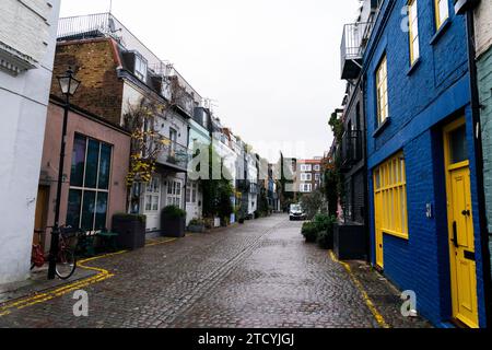 Allgemeine Ansicht von St. Luke's Mews in Notting Hill, wo Andrew Lincoln Keira Knightley seine Liebe durch Karten und Lieder im Film Love Actual bekennt. Laut einer Analyse des Immobilienmaklers Savills hat sich der durchschnittliche Wohnpreis in London in den 20 Jahren seit der Veröffentlichung des Weihnachtsfilms Love mehr als verdoppelt. London. Bilddatum: Donnerstag, 14. Dezember 2023. Stockfoto