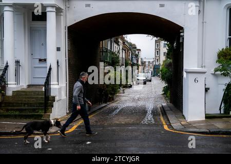 Allgemeine Ansicht von St. Luke's Mews in Notting Hill, wo Andrew Lincoln Keira Knightley seine Liebe durch Karten und Lieder im Film Love Actual bekennt. Laut einer Analyse des Immobilienmaklers Savills hat sich der durchschnittliche Wohnpreis in London in den 20 Jahren seit der Veröffentlichung des Weihnachtsfilms Love mehr als verdoppelt. London. Bilddatum: Donnerstag, 14. Dezember 2023. Stockfoto