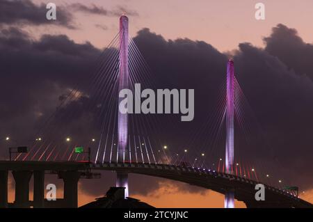 New Gerald Desmond Bridge im Hafen von Long Beach, Kalifornien, in der Abenddämmerung, mit Blick nach Westen. Stockfoto