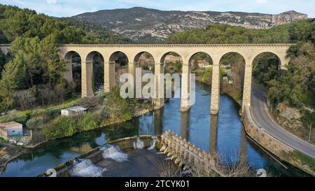 Aus der Vogelperspektive des Aqueduc de Galas, Galas Aqueduct Bridge in der Nähe von Fontaine-de-Vaucluse über den Fluss Sorgue, führen Sie den Carpentas Canal Stockfoto