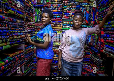 Händler werden am 19. Oktober 2023 in Nairobi, Kenia, für ein Foto in einem Stoffgeschäft in der Biashara Street angehalten. Afrowema (eine ethische und nachhaltige Mode Stockfoto