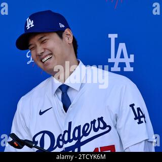 Shohei Ohtani trägt Dodger Blue zum ersten Mal heute, fünf Tage nachdem er einen 10-Jahres-Vertrag für einen historischen Berg von Geld bekannt gegeben hatte, als er während einer Pressekonferenz im Dodger Stadium in Los Angeles am Donnerstag, den 14. Dezember 2023 vorgestellt wird. Foto: Jim Ruymen/UPI Stockfoto