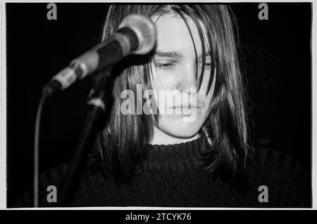 TRISH KEENAN, BROADCAST, 1996: A very Young Trish Keenan (1968–2011), Sänger der britischen Electronic Band Broadcast, die am 21. November 1996 als Support für die Stereolab Cardiff University, Wales, Großbritannien spielte. Dieses Bild entstand zu Beginn der von der Kritik gefeierten Karriere der Band mit ihrer ersten Single und Debüt-EP The Book Lovers. Traurigerweise starb Trish unerwartet an einer Lungenentzündung, nachdem er sich im Januar 2011 an der Schweinegrippe erkrankte, während er in Australien unterwegs war. Foto: Rob Watkins Stockfoto