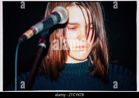 TRISH KEENAN, BROADCAST, 1996: A very Young Trish Keenan (1968–2011), Sänger der britischen Electronic Band Broadcast, die am 21. November 1996 als Support für die Stereolab Cardiff University, Wales, Großbritannien spielte. Dieses Bild entstand zu Beginn der von der Kritik gefeierten Karriere der Band mit ihrer ersten Single und Debüt-EP The Book Lovers. Traurigerweise starb Trish unerwartet an einer Lungenentzündung, nachdem er sich im Januar 2011 an der Schweinegrippe erkrankte, während er in Australien unterwegs war. Foto: Rob Watkins Stockfoto