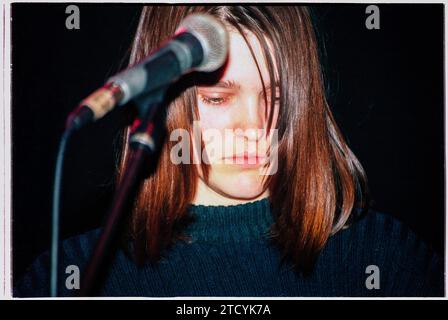 TRISH KEENAN, BROADCAST, 1996: A very Young Trish Keenan (1968–2011), Sänger der britischen Electronic Band Broadcast, die am 21. November 1996 als Support für die Stereolab Cardiff University, Wales, Großbritannien spielte. Dieses Bild entstand zu Beginn der von der Kritik gefeierten Karriere der Band mit ihrer ersten Single und Debüt-EP The Book Lovers. Traurigerweise starb Trish unerwartet an einer Lungenentzündung, nachdem er sich im Januar 2011 an der Schweinegrippe erkrankte, während er in Australien unterwegs war. Foto: Rob Watkins Stockfoto