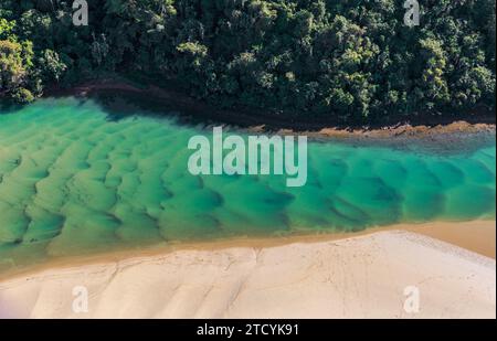 Abstrakte Luftaufnahme der Mündung und Mündung des Gonubie River. Stockfoto