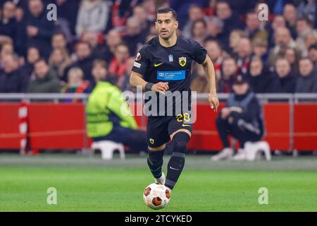 AMSTERDAM, NIEDERLANDE - 14. DEZEMBER: Ehsan Hajsafi (AEK Athene) kontrolliert den Ball während des Spiels der Gruppe B - UEFA Europa League 2023/24 gegen AFC Ajax A Stockfoto