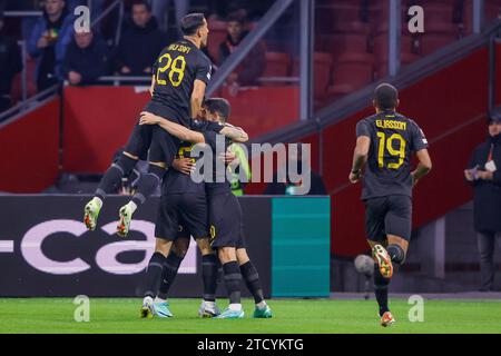 AMSTERDAM, NIEDERLANDE - 14. DEZEMBER: Levi Garcia (AEK Athene) erzielt 1-1 sein Tor mit seinen Teamkollegen in der Gruppe B - UEFA Europa Lea Stockfoto