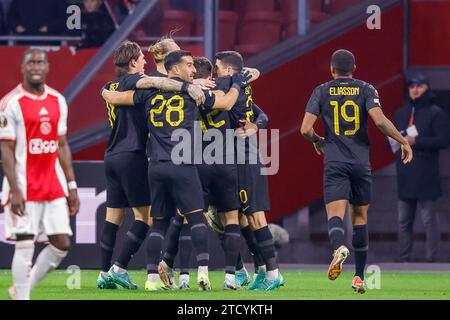 AMSTERDAM, NIEDERLANDE - 14. DEZEMBER: Levi Garcia (AEK Athene) erzielt 1-1 sein Tor mit seinen Teamkollegen in der Gruppe B - UEFA Europa Lea Stockfoto