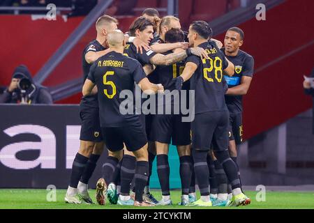 AMSTERDAM, NIEDERLANDE - 14. DEZEMBER: Levi Garcia (AEK Athene) erzielt 1-1 sein Tor mit seinen Teamkollegen in der Gruppe B - UEFA Europa Lea Stockfoto