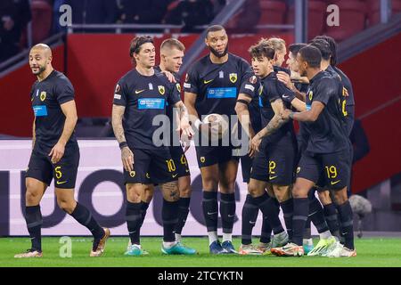 AMSTERDAM, NIEDERLANDE - 14. DEZEMBER: Levi Garcia (AEK Athene) erzielt 1-1 sein Tor mit seinen Teamkollegen in der Gruppe B - UEFA Europa Lea Stockfoto