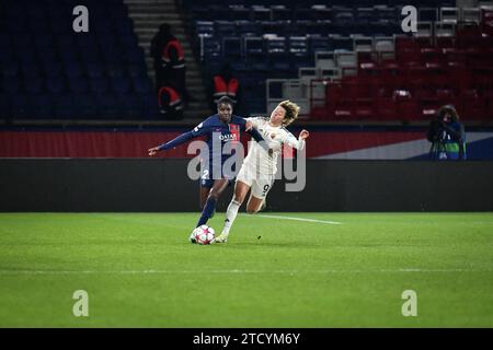 Der Mittelfeldspieler Thiniba Samoura ( L) von Paris Saint-Germain kämpft am 14. Dezember 2023 im Parc des Princes Stadion in Paris um den Ball. Foto: Firas Abdullah/ABACAPRESS.COM Stockfoto