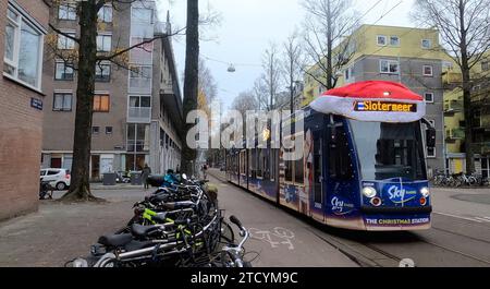 Amsterdam Niederlande 14. Dezember 2023 GVB-Straßenbahn, die entlang der Peterstraat fährt, verkleidet als "Vater Weihnachten"-Werbung für den SKY-Radiosender. GVB, Vervoer, Stockfoto