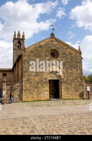 Monteriggioni, Italien - 17. September 2022: Alte Kirche der Heiligen Maria der Himmelfahrt im Dorf Monteriggioni in der Toskana bei Siena. Italien Stockfoto