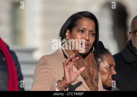 Jahana Hayes (Demokrat von Connecticut) trifft sich mit Mitgliedern der Gun Violence Prevention Task Force an einer Veranstaltung anlässlich des 11. Jahrestages der Schießerei der Sandy Hook Elementary School auf den House Steps im Kapitol in Washington, DC, USA am Donnerstag, den 14. Dezember 2023. Foto: Annabelle Gordon/CNP/ABACAPRESS.COM Stockfoto