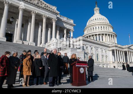 Die US-Repräsentantin Lucy McBath (Demokrat von Georgia) trifft sich mit Mitgliedern der Gun Violence Prevention Task Force zu einer Veranstaltung anlässlich des 11. Jahrestages der Schießerei der Sandy Hook Elementary School auf den House Steps im Kapitol in Washington, DC, USA am Donnerstag, den 14. Dezember 2023. Foto: Annabelle Gordon/CNP/ABACAPRESS.COM Stockfoto