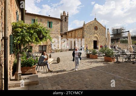 Monteriggioni, Italien - 17. September 2022: Piazza Roma in Monteriggioni, mittelalterliche Stadtmauer. Toskana, Italien Stockfoto