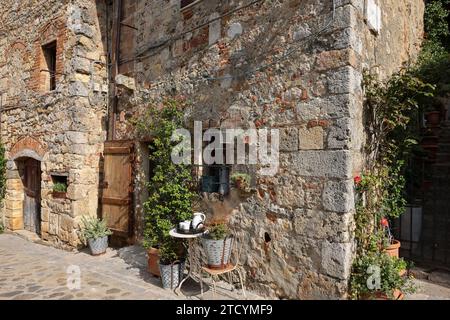 Monteriggioni, Italien - 17. September 2022: Altes Steinhaus in Monteriggioni, mittelalterliche Stadtmauer in der Nähe von Siena in der Toskana Stockfoto