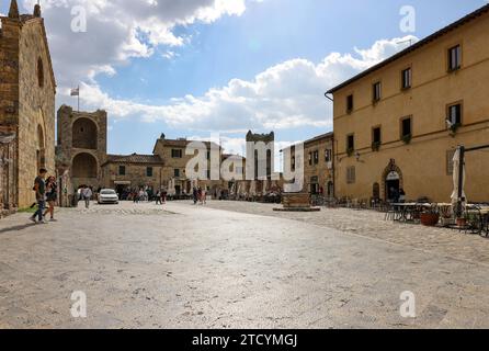 Monteriggioni, Italien - 17. September 2022: Piazza Roma in Monteriggioni, mittelalterliche Stadtmauer. Toskana, Italien Stockfoto