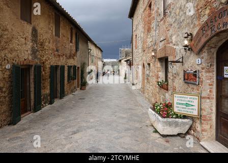 Monteriggioni, Italien - 17. September 2022: Malerische Straße in Monteriggioni, mittelalterliche Stadtmauer in der Nähe von Siena in der Toskana, Italien Stockfoto