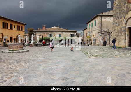 Monteriggioni, Italien - 17. September 2022: Piazza Roma in der mittelalterlichen Stadt Monteriggioni, kurz vor einem herannahenden großen Sturm. Toskana, Italien Stockfoto
