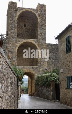 Monteriggioni, Italien - 17. September 2022: Porta Franca, Stadttor in Monteriggioni, mittelalterliche Stadtmauer in der Nähe von Siena in der Toskana, Italien Stockfoto