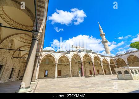 Der Innenhof der Suleymaniye-Moschee ist ein Zeugnis der osmanischen Pracht und architektonischen Brillanz in Istanbul, Türkei. Seine beeindruckenden Kuppeln und Stockfoto