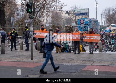 Klimaaktivisten vom Aufstand der Letzten Generation protestieren auf der Schönhauser Allee in Prenzlauer Berg und fordern einen sofortigen Ausstieg aus der Nutzung fossiler Brennstoffe. Diesmal blockieren sie nicht den Verkehr, sondern werben mit Fyern für Vorträge zu ihrem Anliegen. / Klimaaktivisten vom Aufstand der letzten Generation protestieren auf der Schönhauser Allee im Prenzlauer Berg und fordern ein sofortiges Ende der Nutzung fossiler Brennstoffe. Dieses Mal verwenden sie Flyer, um für ihre Sache zu werben, anstatt den Datenverkehr zu blockieren. Klimaaktivisten protestieren in Berlin *** Klimaaktivisten f Stockfoto