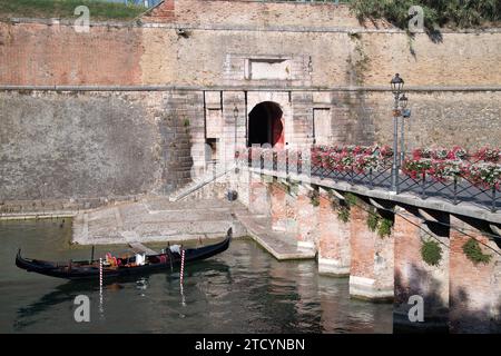 Brücke Porta Brescia der venezianischen Befestigungsanlagen Fortezza di Peschiera (Festung Peschiera del Garda), die von der UNESCO in Peschiera zum Weltkulturerbe erklärt wurde Stockfoto