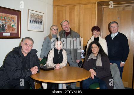 Sean Kennedy, Kelly Barker, Dr. Anna Kennedy OBE, Lisa Robins, Tally North, Steven Smith, Sir Robert Buckland, das Team von AKO im Portcullis House trifft Sir Robert Buckland, Vorsitzender der Parlamentsgruppe für Autismus. (Terry Scott/SPP) Stockfoto