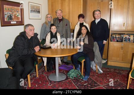 Sean Kennedy, Kelly Barker, Dr. Anna Kennedy OBE, Lisa Robins, Tally North, Steven Smith, Sir Robert Buckland, das Team von AKO im Portcullis House trifft Sir Robert Buckland, Vorsitzender der Parlamentsgruppe für Autismus. (Terry Scott/SPP) Stockfoto